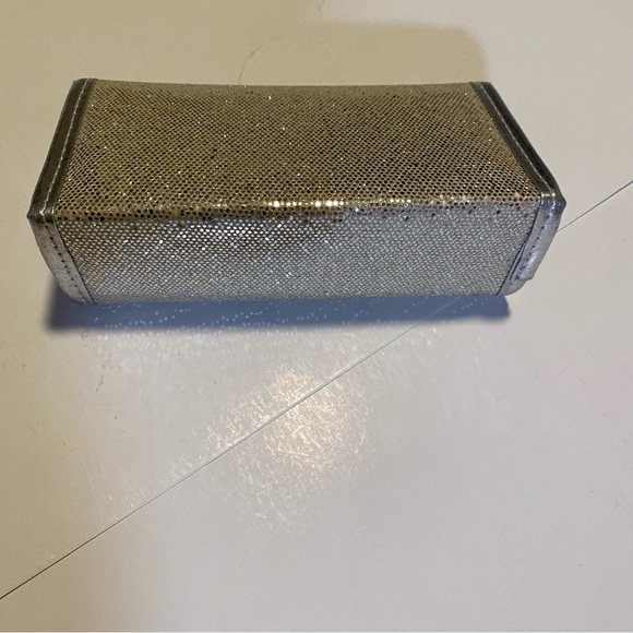 Makeup case, holds brushes, zip pouch, mirror, magnetic clasp GUC, no flaws - Picture 6 of 7